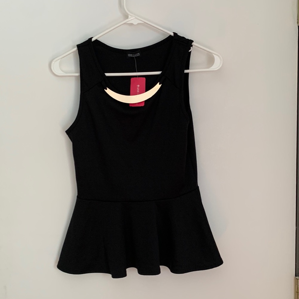 Black top with gold necklace attached. Size:M.